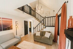 Living area - NEW Charming 2 bedroom, with cozy, quiet backyard, close to campus and LMH, (Lawrence)