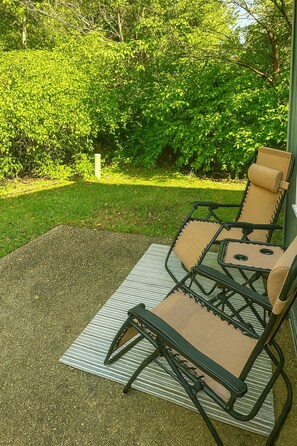 Terrace/patio - NEW Charming 2 bedroom, with cozy, quiet backyard, close to campus and LMH, (Lawrence)