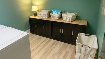 Secador de pelo, toallas, jabón, papel higiénico