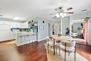 Microondas, horno, placa de cocina, lavavajillas