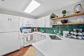 Microondas, horno, placa de cocina, lavavajillas