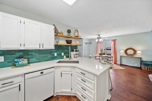 Charming Cottage + Loft: Home/Garage in Kennesaw