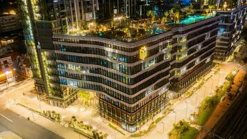 Honeymoon appartement, 2 slaapkamers, balkon, uitzicht op de stad | Hypoallergeen beddengoed, een minibar, individueel gedecoreerd