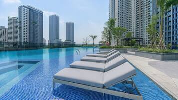 Honeymoon appartement, 2 slaapkamers, balkon, uitzicht op de stad | Hypoallergeen beddengoed, een minibar, individueel gedecoreerd