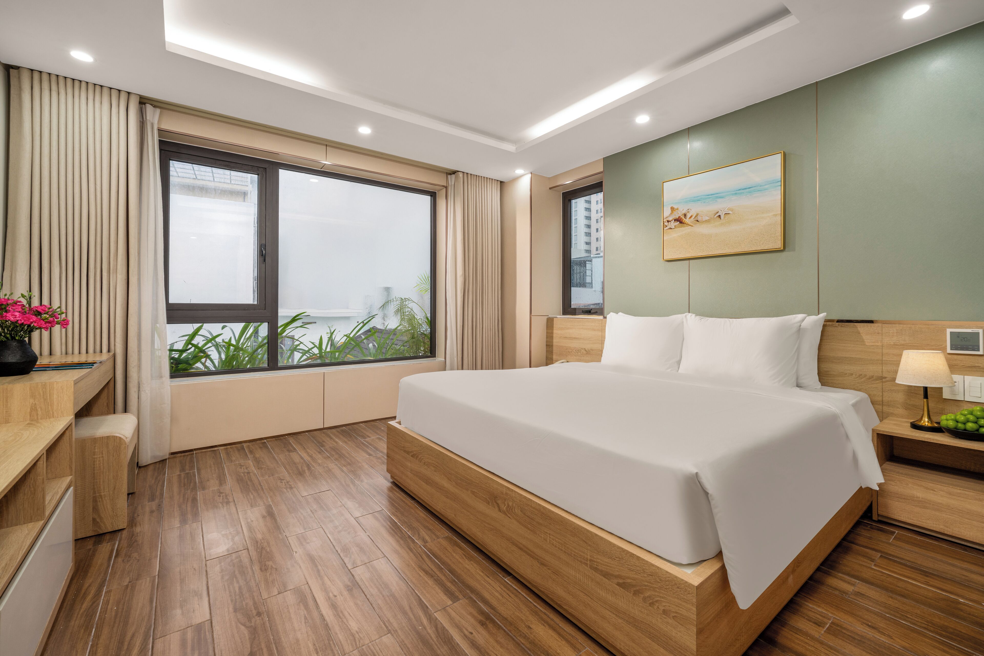 Minibar, escritorio y espacio para trabajar con laptop 