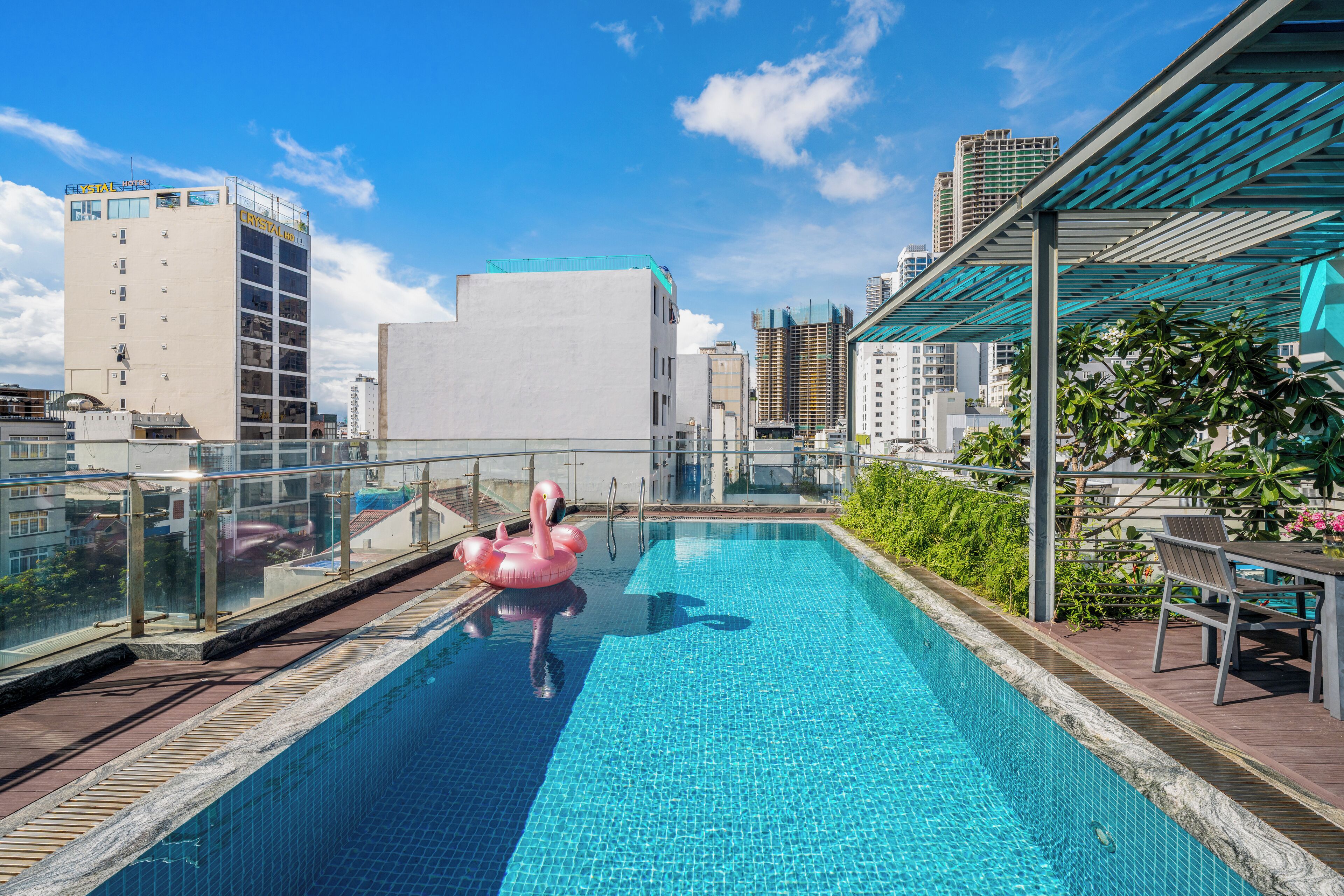 Una piscina al aire libre, sillones reclinables de piscina