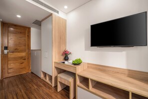 Bar mini, meja, ruang kerja komputer riba, langsir/tirai gelap terus 