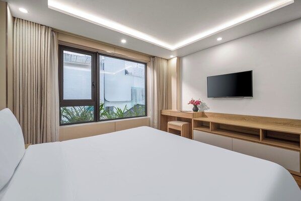 Kamar Double Superior, pemandangan kota | Minibar, meja kerja, ruang kerja ramah laptop, dan tirai kedap cahaya