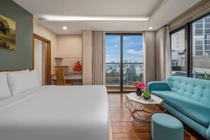 Schreibtisch, Verdunkelungsvorhänge, schallisolierte Zimmer