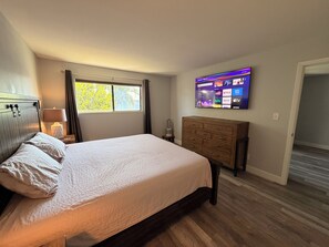 2 soverom, strykejern/-brett, internettilgang og sengetøy