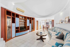 TV - Holiday apartment with air conditioning and sea view (Umag)