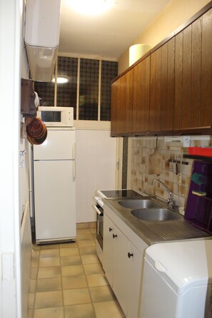 Fridge, microwave, oven, stovetop - Intra Muros. 2 minutes from the beach. (Saint-Malo)