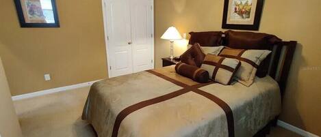 5 habitaciones, tabla de planchar con plancha, wifi y ropa de cama