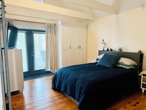 4 bedrooms, desk, iron/ironing board, free WiFi - The Quiet House on Main Street minutes from Everywhere (Shrewsbury)