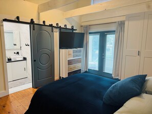 4 bedrooms, desk, iron/ironing board, free WiFi