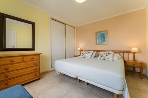 1 habitación, tabla de planchar con plancha y ropa de cama 