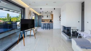 TV, fireplace - Holiday apartment Luxurious flat with a beautiful terrace overlooking the sea (Njivice)