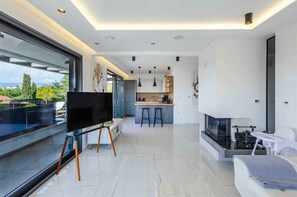 TV, fireplace - Holiday apartment Luxurious flat with a beautiful terrace overlooking the sea (Njivice)
