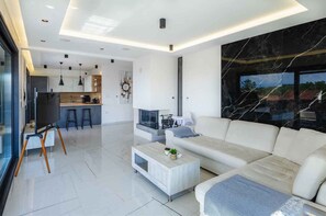 TV, fireplace - Holiday apartment Luxurious flat with a beautiful terrace overlooking the sea (Njivice)