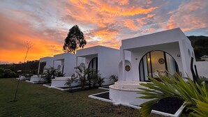 A modern building with multiple rooms, a central courtyard, and a view of the sunset. - Hideout Kintamani and Hot Spring (Kintamani)