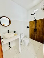 Artículos de tocador gratuitos, secador de pelo, toallas, jabón