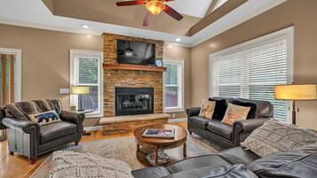 Fernseher, Kamin, Tischfußball, Tischtennisplatte