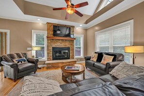 Fernseher, Kamin, Tischfußball, Tischtennisplatte