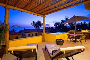 Outdoor dining - Pelicano. Beachfront 2 floor condo in Bucerias (Bucerías)