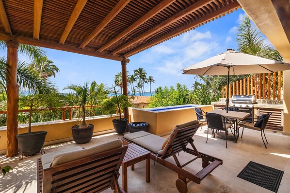 Outdoor dining - Pelicano. Beachfront 2 floor condo in Bucerias (Bucerías)