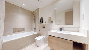 Een haardroger, handdoeken