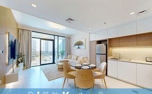 Un apartamento moderno con comedor, cocina y sala de estar. Acomoda a 2 huéspedes, cuenta con 1 habitación y 1 baño.