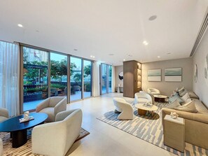 TV - Chic 2 Bedroom l Fountain & Burj Khalifa View (Downtown Dubai)