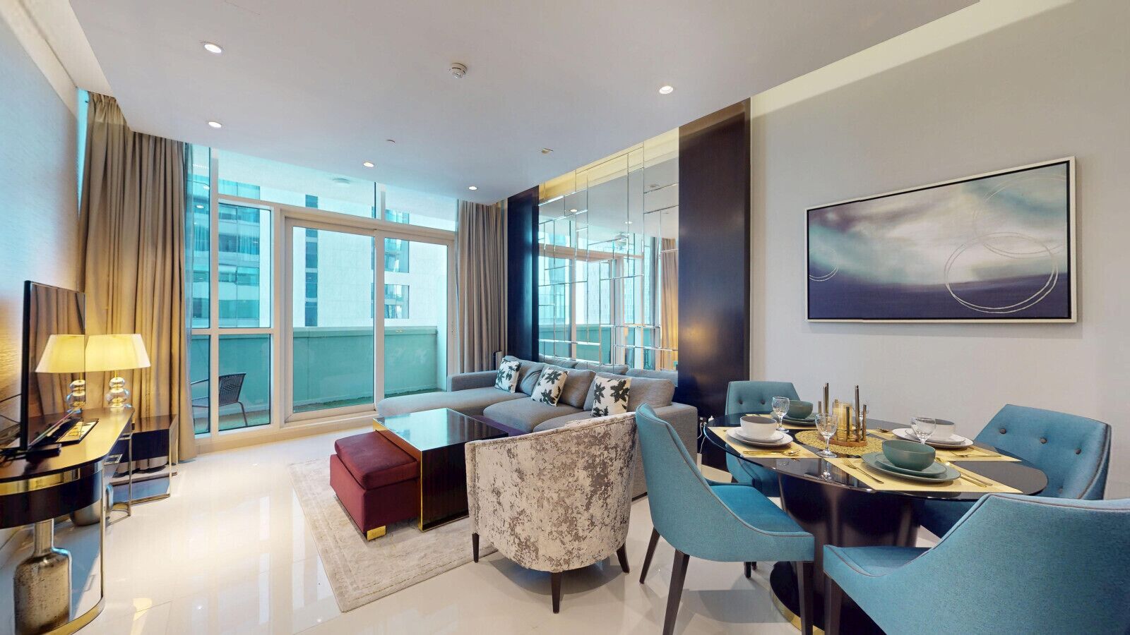 Een moderne hotelkamer met een zithoek, eethoek en grote ramen met uitzicht op de stad.