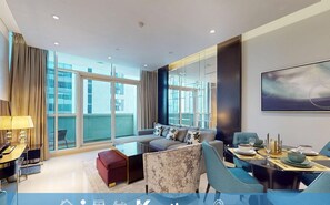 Eine moderne Wohnung mit Wohnbereich, Essplatz und einem Balkon mit großen Fenstern. Sie bietet Unterkünfte für 2 Gäste, 1 Schlafzimmer und 1,5 Bäder.