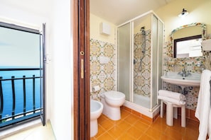 Habitación cuádruple estándar, patio, vista al mar | Baño | Regadera, amenidades de baño gratuitas, secadora de cabello, toallas