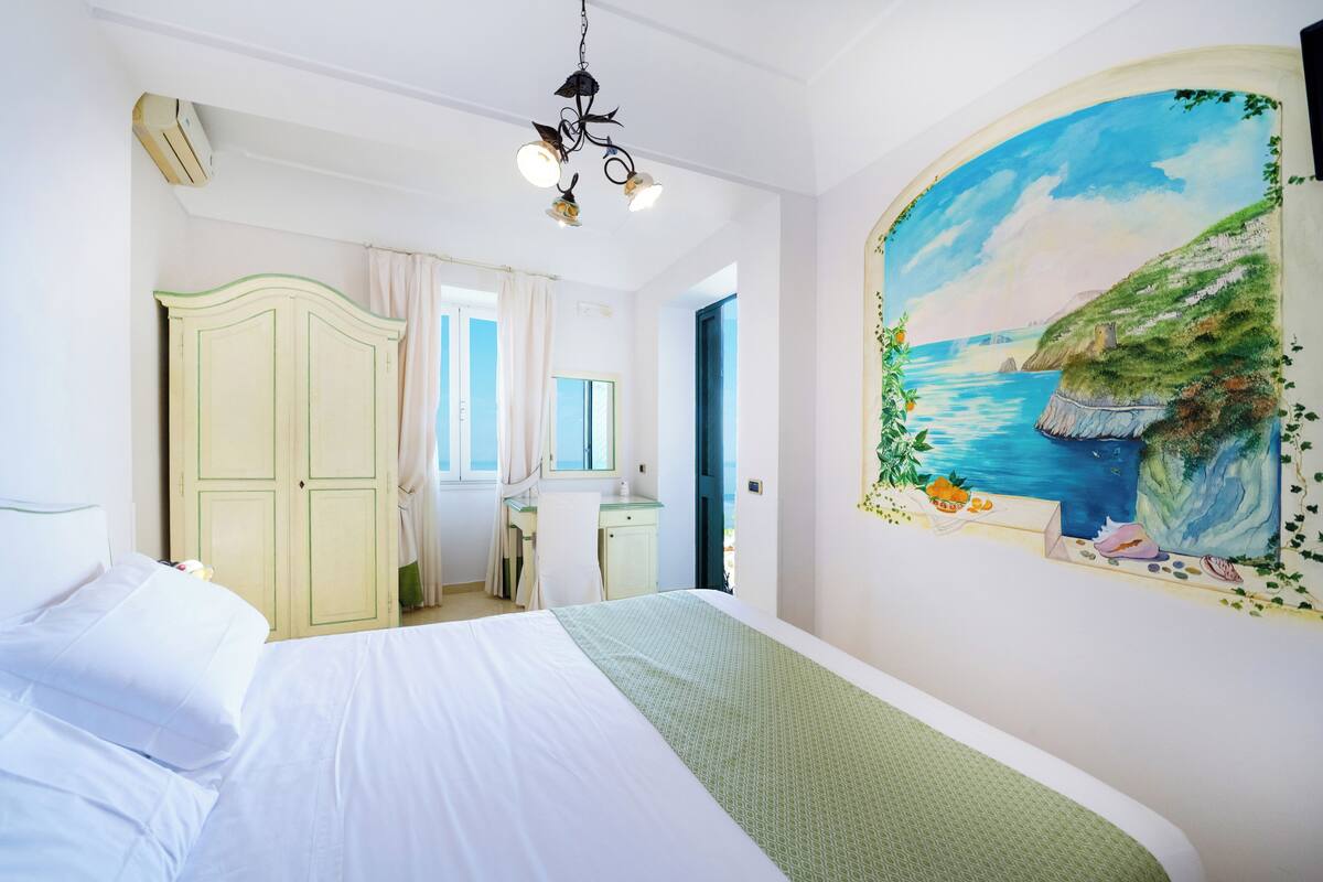 Habitación estándar con 1 cama doble o 2 individuales, patio, vistas al mar | Sábanas italianas Frette y ropa de cama de alta calidad