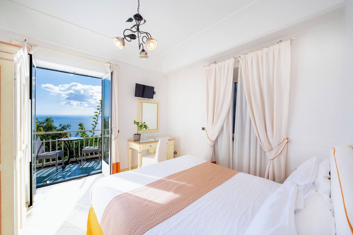Habitación clásica doble, balcón, vistas al mar | Sábanas italianas Frette y ropa de cama de alta calidad