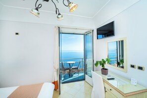 Superior Double or Twin Room, Sea View | Frette Italian sheets, premium bedding, down duvets, memory-foam beds - Locanda degli Agrumi (Conca dei Marini)