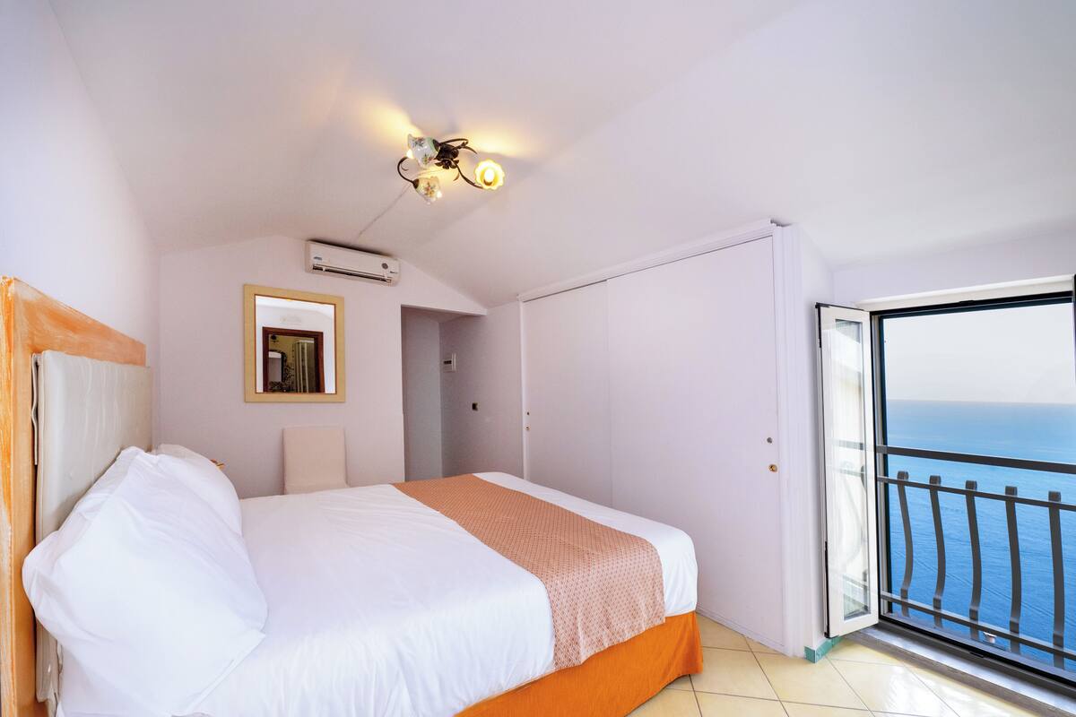Habitación cuádruple estándar, patio, vistas al mar | Sábanas italianas Frette y ropa de cama de alta calidad