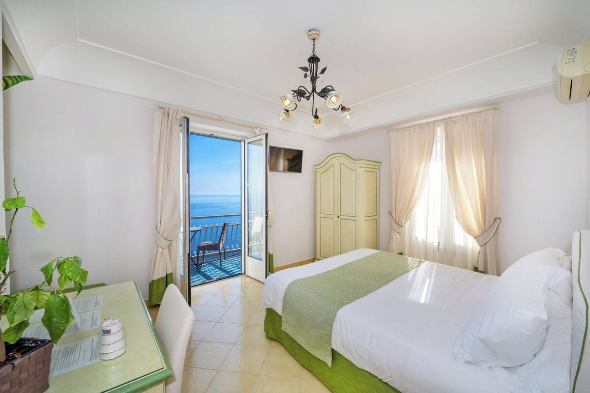 Habitación superior con 1 cama doble o 2 individuales, vistas al mar | Sábanas italianas Frette y ropa de cama de alta calidad