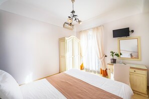 Quarto casal clássico, sacada, vista para o mar | Cofres nos quartos, escrivaninha, cortinas blackout