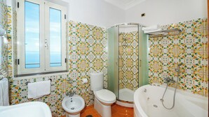 Habitación superior con 1 cama matrimonial o 2 individuales, vista al mar | Baño | Regadera, amenidades de baño gratuitas, secadora de cabello, bidet 