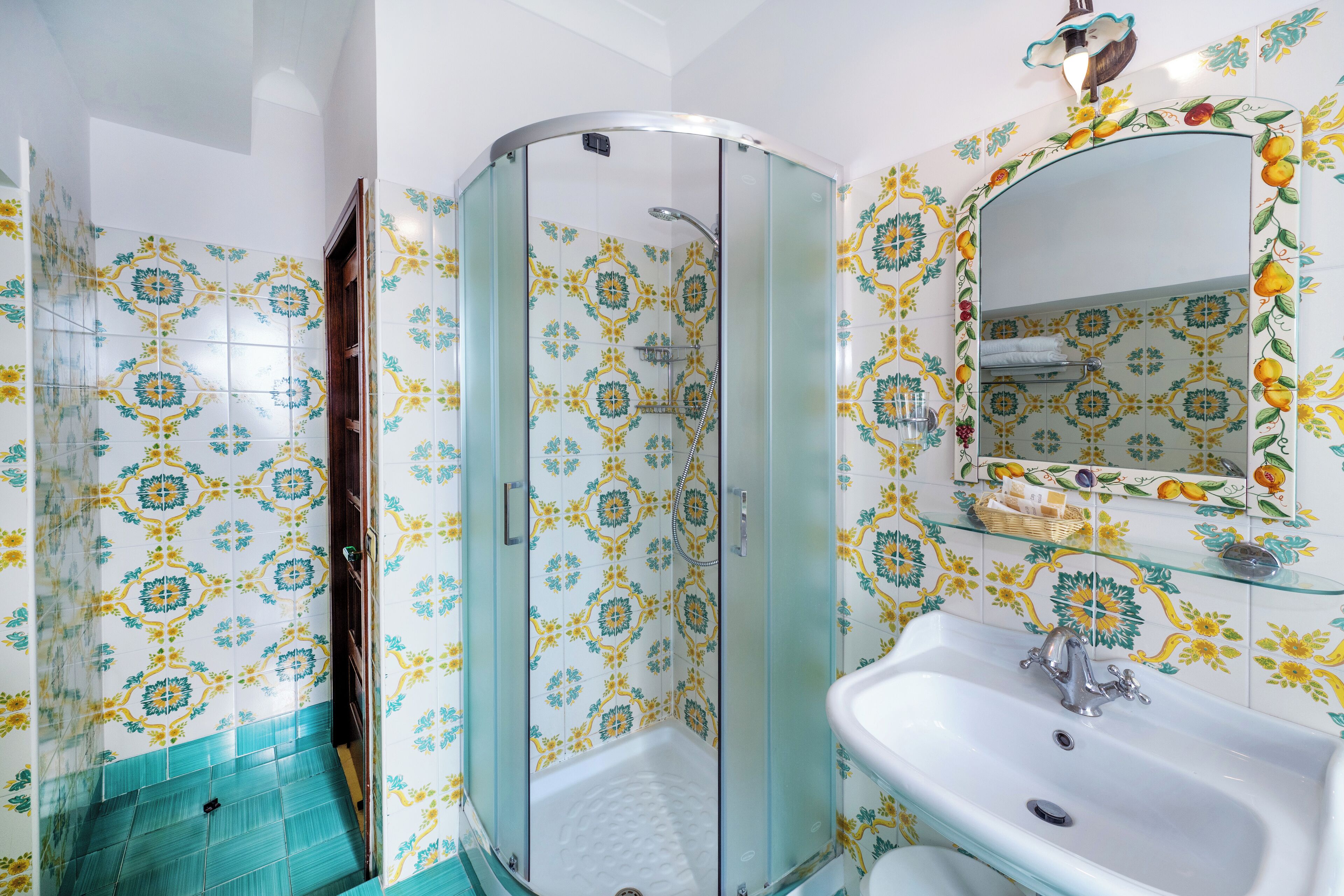 Superior Double or Twin Room, Sea View | Bathroom | Shower, free toiletries, hair dryer, towels