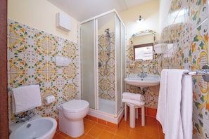 Standard Quadruple Room, Patio, Sea View | Bathroom | Shower, free toiletries, hair dryer, towels - Locanda degli Agrumi (Conca dei Marini)