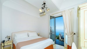 Habitación estándar con 1 cama matrimonial o 2 individuales, patio, vista al mar | Sábanas italianas Frette, ropa de cama de alta calidad y edredón 