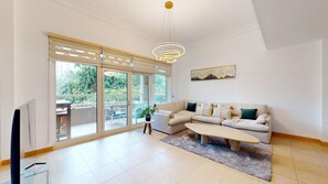 TV - Chic 1 Bed l Palm Jumeirah l Free Beach Access (Palm Jumeirah)