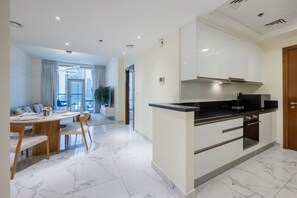 Een koelkast, een oven, een kookplaat, een vaatwasser