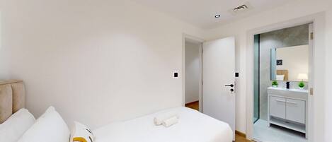 4 habitaciones, tabla de planchar con plancha, wifi y ropa de cama