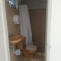 Ducha, toallas, jabón, shampoo