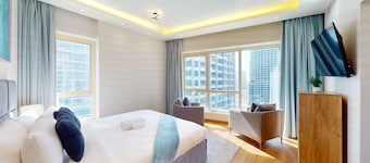 Glamorous l 2 Bedroom l Stunning Lake View